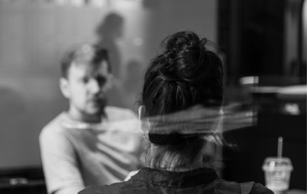 Två människor i samtal